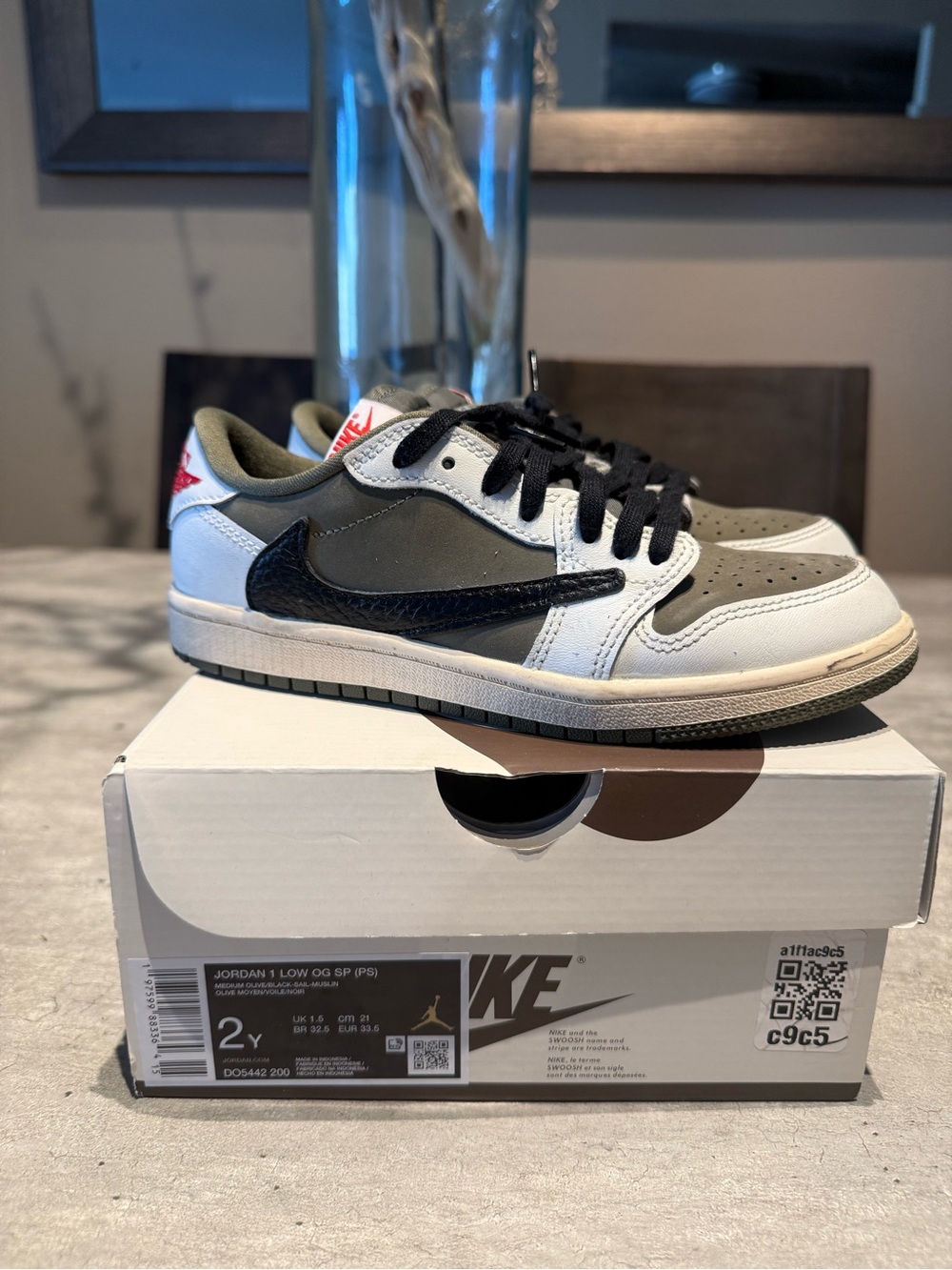 Nike Kids Low-Top Sneakers in White, Olive & Black travis scott
